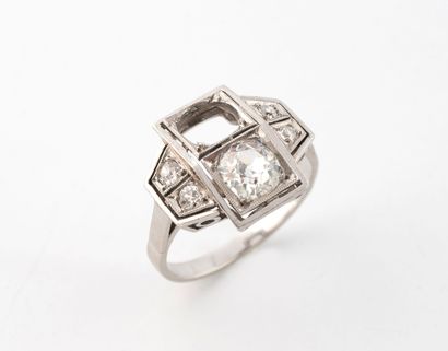 Bague à plateau architecturé en platine (850)...