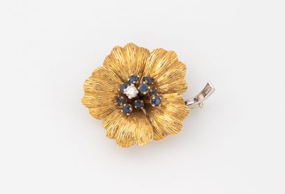 GUBELIN
Broche formant une fleur en or jaune...