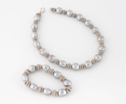 Half-set adorned with round gray fantasy...