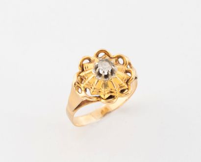 Petite bague en or jaune (750) de style dôme,...
