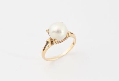 Yellow gold (585) ring set with a claw-set...