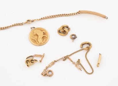 Lot of yellow gold (750) debris. 
Weight:...