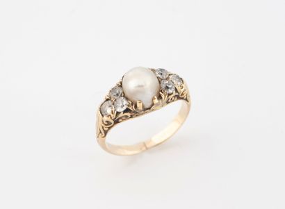 Bague en or jaune (585) ornée d'une perle...