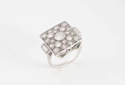 Bague en or platine (850) pavée de diamants...