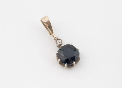 Pendentif en platine (850) et or gris (750)...