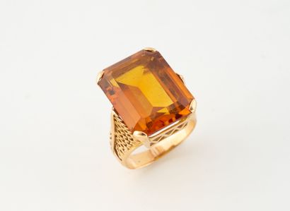 Bague en or jaune (750) ornée d'un spinelle...