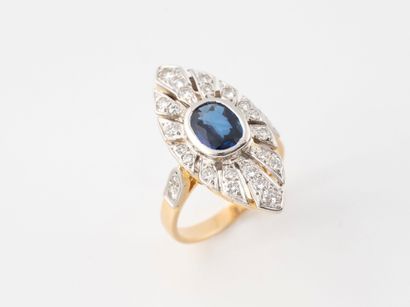 Bague navette en or jaune (750) et platine...