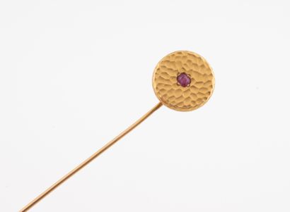 Tie pin in yellow gold (750), decorated with...