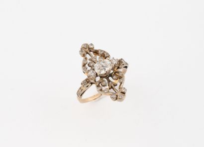 Bague en or rose (750) ornée de motifs d'entrelacs...