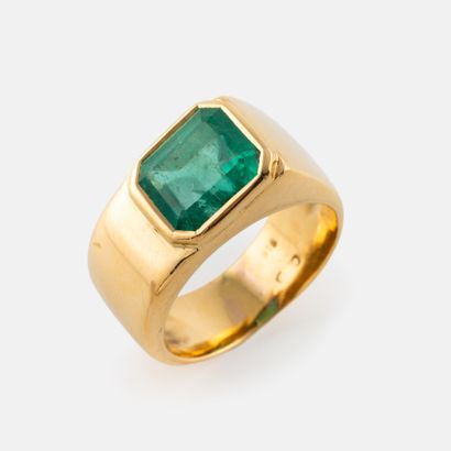 Amusante bague en or jaune (750) centré d'une...