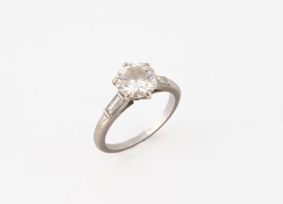 Bague solitaire en or gris (750) ornée d'un...