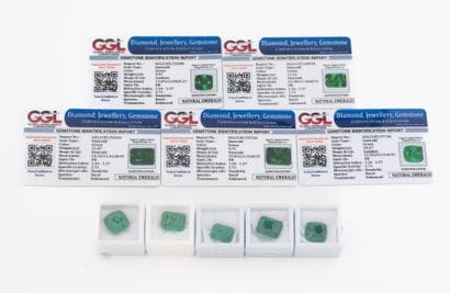 Lot of 5 emeralds treated on paper : 
- 1...