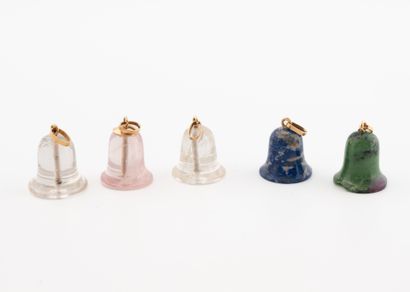 Cinq pendentifs aux bélières en or jaune...