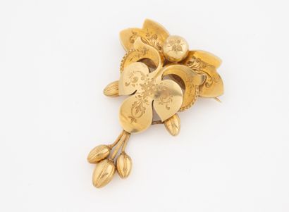 Broche en or (750) ciselé de rinceaux, à...