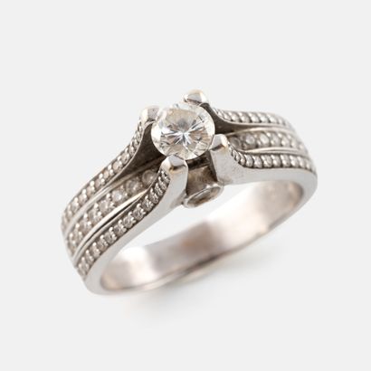 Ring in white gold (750), centered on a brilliant-cut...