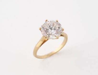 Solitaire ring in yellow gold (750) set with...