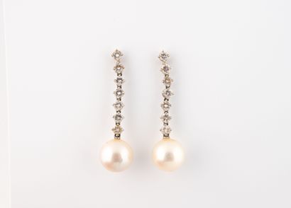 Paire de pendants d'oreilles en or gris (750)...
