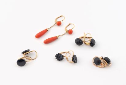Lot de pendants d'oreille en or jaune (750)...