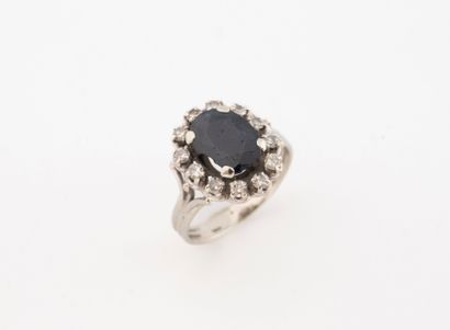 Bague marguerite en or gris (750) centrée...