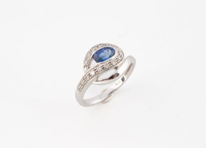 Bague en or gris (750) formant une boucle,...