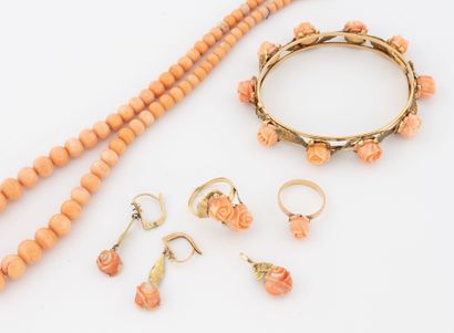 Parure en or jaune (750) et corail peau d'ange...