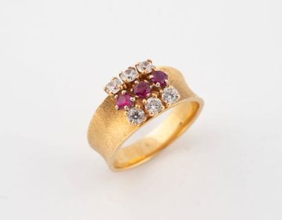 Yellow gold (750) amati and textured band...