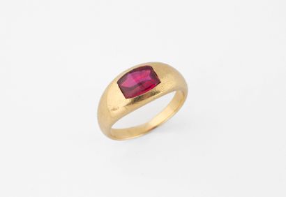 Ring in yellow gold (750) set with a fancy-cut...