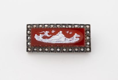 Broche en argent (min 800) ornée d'un camée...