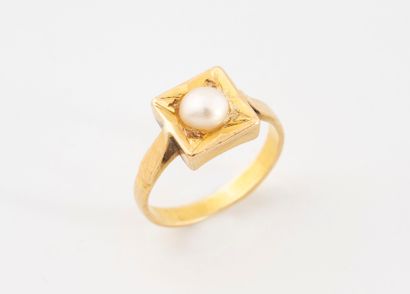 Bague en or jaune (750) orné d'une perle...