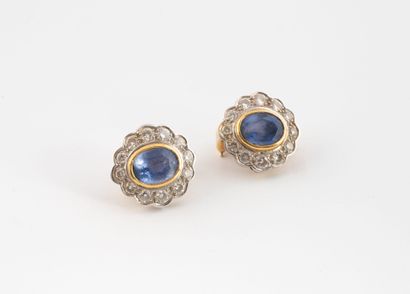 Paire de boucles d'oreilles en ors jaune...
