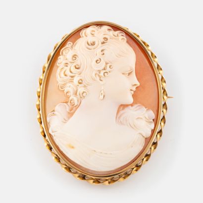 Broche ovale présentant un camée à profil...