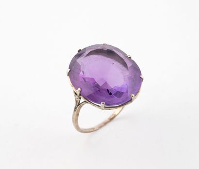 Bague en or gris (585) ornée d'une importante...
