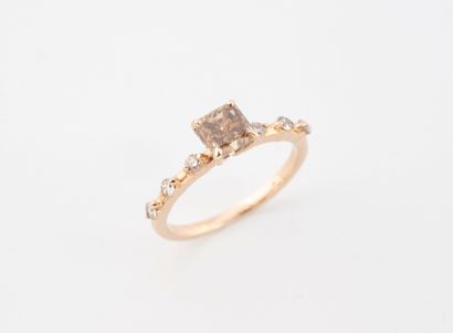 Yellow gold (585) ring centered on a princess-cut...