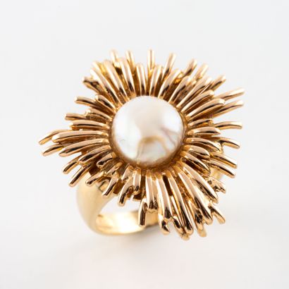 Bague en or jaune (750) formant une fleur...