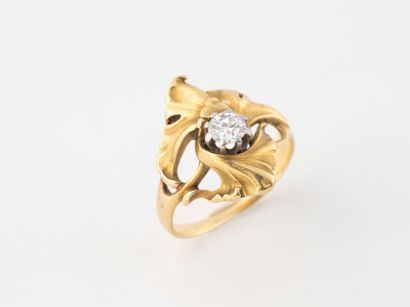 Bague en or jaune (750) et platine (850)...