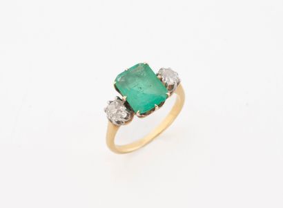 Bague en or jaune (750) ornée d'une émeraude...