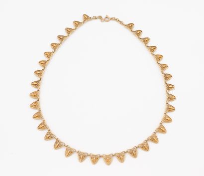 Collier en or jaune (750) à maillons filigranés...