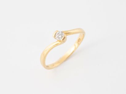 Yellow gold (750) ring set with a small brilliant-cut...