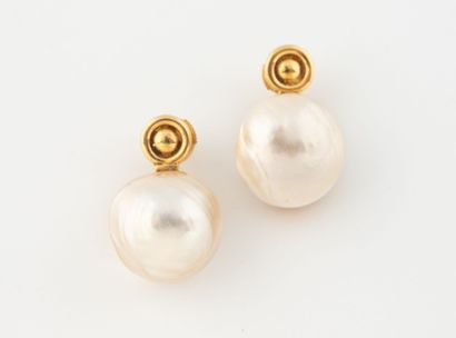Earrings in yellow gold (750) set with a...
