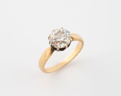 Bague solitaire en or jaune (750) centré...