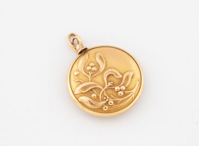 Pendentif porte-souvenir en or jaune (750)...