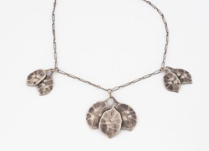 Silver necklace (min 800) with three leaf-shaped...