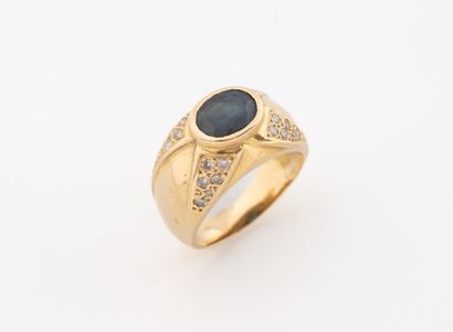 Bague jonc en or jaune (750) centrée d'un...