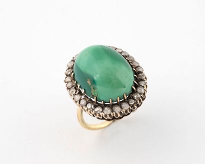 Bague or jaune et gris (585) ornée d'un cabochon...