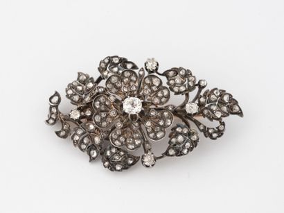 Broche fleur en or rose (375) et argent (min.800)...