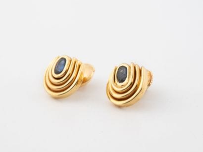 Pair of earrings in yellow gold (750) with...