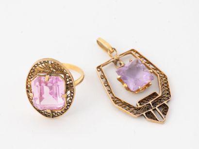Deux bijoux en or rose (750) à décor filigrané...