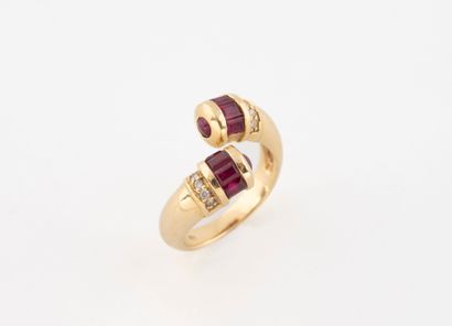 Bague ouverte en or jaune (750) orné de rubis...