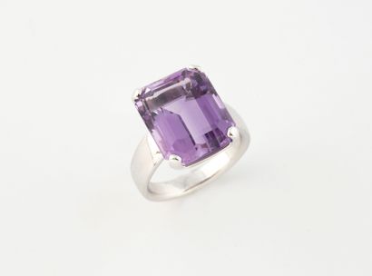Bague en or gris (750) centré d'une améthyste...
