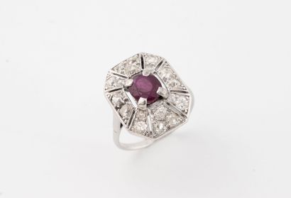 Bague en or gris (750) et platine (850) ornée...